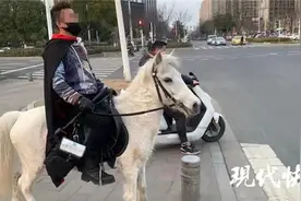 南京闹市区“白马王子”骑白马，特警：停图片
