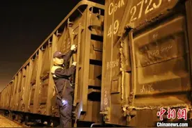 深夜里的铁路“提钩人”图片