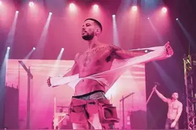 全球首家为女客服务的男性脱衣舞吧，满眼腹肌背后，是血腥谋杀和阴谋…图片