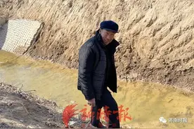 急！济南大爷，一个动作两条命图片