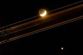 19日趣味天象：两颗红星把月“拱”“争红斗艳”闹天宇图片