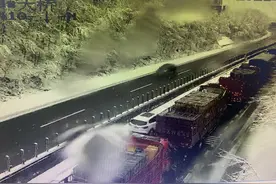 突发！雅西高速突降大雪，发生多起追尾碰撞，道路管控分流图片
