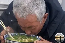 特殊的“忘年交”感动网友：山东青年在银川每天请一低智老人吃面，离开前为他在面馆存钱图片
