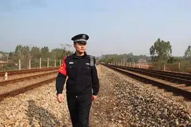 “95后”铁路巡线民警的春运坚守图片