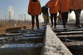 “中国重载第一路”上的钢轨“女医生”图片