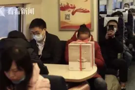 趁旅客离座 男子火车上顺走一包东西：怪我贪便宜图片