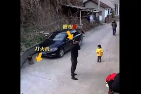 男子放炮误扔打火机拿炮捂耳朵，还冒着烟！监控拍下惊险一幕图片