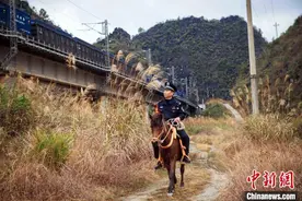 云贵高原上骑马巡逻的铁路警察：三十年坚守保春运平安图片