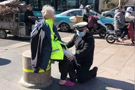 99秒 | 披警服盖棉衣 冬日里他的温暖一跪感动一座城图片