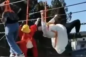 女游客挑战高空走钢索吓晕悬挂半空，被救时掉落水中图片