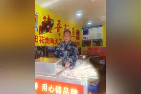 背负60万元债务，烧烤摊贩11年资助10名大学生，“不让他们像我这样绝望”图片