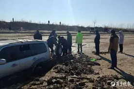 自驾游玩结果车陷黄河滩冻住，众车友忙碌了五个多小时才救出来图片