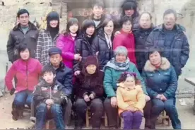 一张全家福重现15年前场景，这个细节让人泪目图片