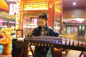 78秒丨6岁萌娃春节游船上弹古筝 余音袅袅画面唯美图片