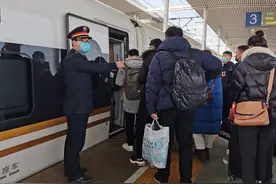 铁路蚌埠站 科学有序组织节后客流返程高峰图片
