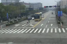 惊险！5岁小女孩竟在马路上“飙车”图片