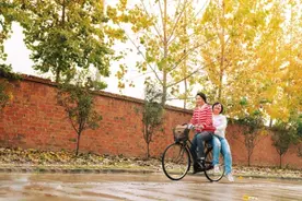 银幕之外我们的妈妈都是“李焕英”，网友晒出年轻时的母亲：曾经是走在街头都能被拉去拍广告的少女图片