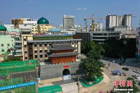 广西南宁复建岭南传统古城门图片