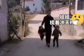 姐姐带弟弟挨家挨户拜年讨红包，手里满载而归！被爸爸强行拎回家图片