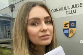 罗马尼亚27岁女子出任董事，却因长太美被迫辞职图片