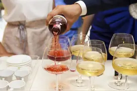 云上行酒令之饮酒风俗广东：只要杯中有物，相互就能碰一碰图片