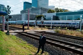 客流锐减、亏损严重、设施老旧：“火车迷”拜登能否重振美国铁路？图片