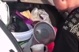 春节返程堵车 大哥淡定在后备箱盛饭开吃图片
