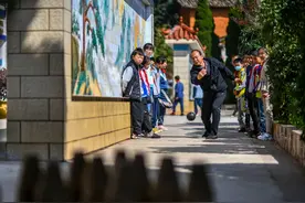 半月谈｜“机器猫”老师：为农村小孩发明上万件体育器材图片