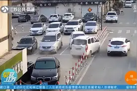 爸爸带着14岁的儿子在停车场学驾车 6车被撞，爷俩遭重罚图片