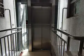 广州一楼栋加装电梯后尴尬一幕：屋门打不开！有业主质疑违建图片