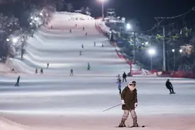 山里造“冰山”雪地架火锅——东北花式玩冰雪图片