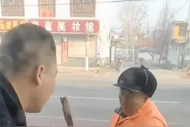 山东一老板复工放鞭炮，给帮忙清扫的环卫工人发红包，网友：这样的老板不发财都难图片