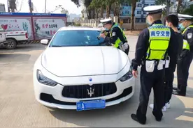 跟老婆吵架后，司机一气之下把车窗砸了……后果很严重图片