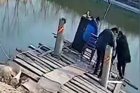 男子看朋友钓鱼竟把桥踩塌，网友：鸡都吓跑了图片