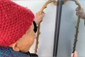 93岁老人萌翻全网：给镜中的自己让路，还搬起小板凳聊一个多小时，网友：幸福又伤感图片