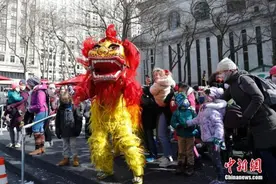 美国孩童触摸舞狮感受中国传统民俗文化图片
