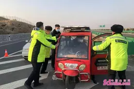 烟台：三轮车硬闯高速 屡次变换车道“一路狂飙”图片