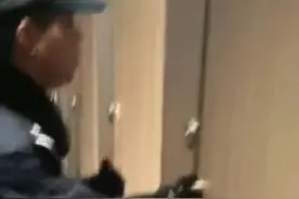 男子偷窥女厕当场被抓 藏在隔间自称“我是女生”被行拘10日图片