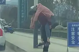 成都一医院附近男子光脚背女子缓缓前行，网友：太暖了图片