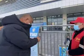 信阳东站迎来第一波返程高峰图片