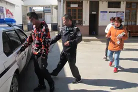 男子夜里精神病复发 民警出警制止并送医图片
