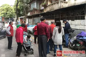 阳台水泥块突然脱落砸一地，南宁这小区住户很忧心图片