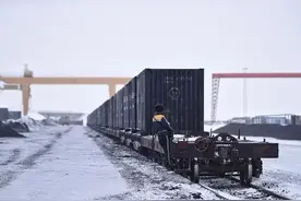 胆大心细工作严谨 严寒下的列车连结员图片