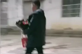 小伙情人节被拒，路过女子要走礼物：如果你未婚，正好我也未嫁图片