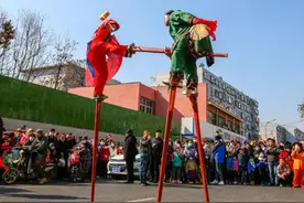 非物质文化遗产踩高跷，再现泉城街头图片