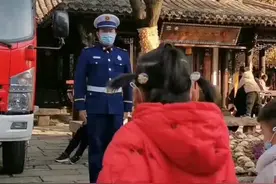 春节假期有爱一幕！两个小朋友向执勤消防员敬礼图片