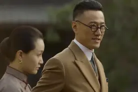 觉醒年代：江冬秀来找胡适看戏，胡适温柔搀着妻子给大家介绍视频封面