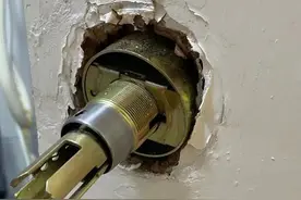 年三十洗澡初二才出来！北京一独居女生被困浴室30多小时，想尽各种方法脱困，敲击管道引邻居注意才获救图片