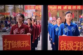 中国红与士林蓝，贴在运动服里的年代标签图片