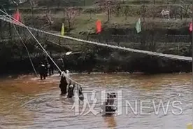 7名游客不听劝阻吊桥上拍照侧翻落水，幸好水不深及时上岸图片